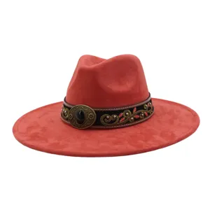 Detalle de cerca del sombrero de jazz de ante rojo con banda bordada étnica y hebilla.