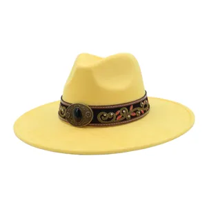 Sombrero de jazz amarillo de ante con ala ancha, banda bordada étnica y hebilla metálica.
