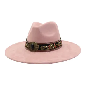 Primer plano del cinturón de bordado étnico y la hebilla de metal vintage en el sombrero rosa.