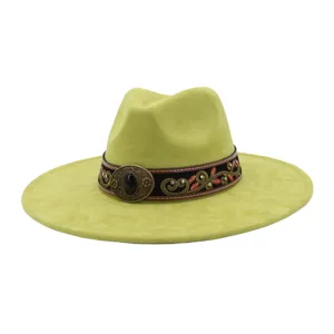 Vista detallada en primer plano del sombrero fedora de ante con banda étnica bordada y hebilla.