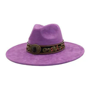 Vista detallada del sombrero fedora de ante púrpura con bonita banda étnica.