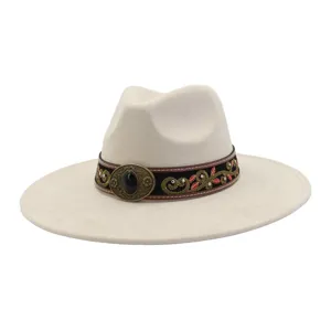 Vista detallada de sombrero fedora de ante con banda étnica bordada para hombre mujer.