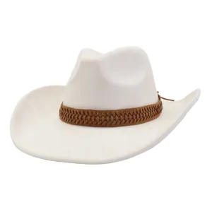 Gros plan détaillé du chapeau de cowboy en faux daim blanc avec sa belle bande en cuir tressé.