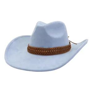 Gros plan sur les details du chapeau de cowboy en daim bleu clair avec bande en cuir.