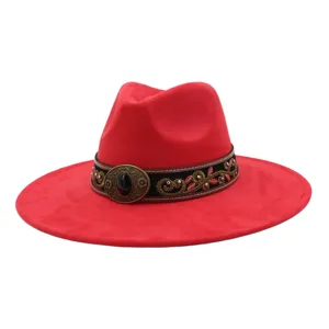 Sombrero fedora de ante rojo con banda étnica bordada y hebilla de bronce vintage.