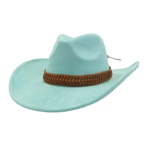 Gros plan du chapeau de cowboy en suédine bleu clair avec détail de bande en cuir tressé marron.