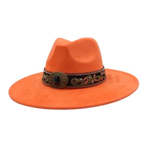 Sombrero fedora naranja de ante con ala ancha, banda étnica bordada y hebilla vintage.