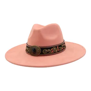 Sombrero fedora de ante rosa con cinta bordada étnica y hebilla metálica vintage.