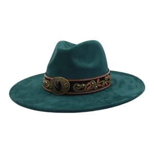 Sombrero fedora de ante verde oscuro de ala ancha con banda étnica y hebilla de metal vintage.