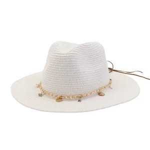 Klassischer weißer Strohhut mit stilvoller Kette und Perlen, ideal für Sommer am Strand.