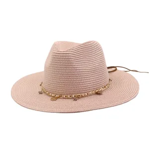 Eleganter rosa Strohsonnenhut mit Goldkette und Perlendekor, 7cm Krempe, ideal für Sommer.