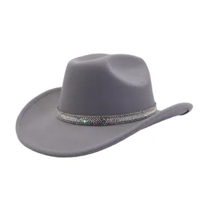 Close-up van een grijze vilten cowboyhoed met een sprankelende strass decoratieve band.