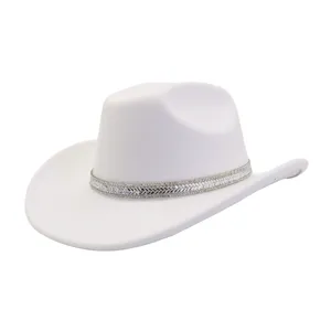 Witte vilt cowboyhoed met schitterend strass band detail voor een geweldige look.