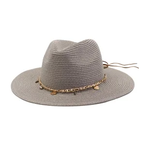 Grauer Strohhut Detail, mit Perlen und Goldkette verzierter breiter Krempe für Sommer.