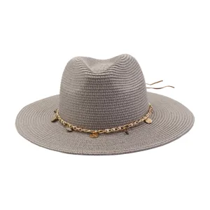Grauer Strohhut für den Sommer im Freien mit eleganter Goldkette und Perlenanhängern.