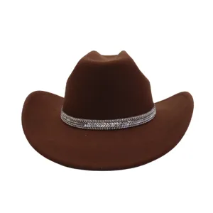 Bruine westerse vilt cowboyhoed met sprankelende strass band, gedetailleerd overzicht voor mode.