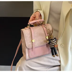Vue détaillée du sac à dos rose élégant avec pendentif lapin mignon et double sangle chic.