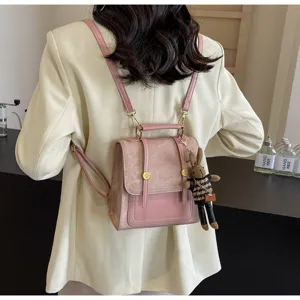 Sac à dos rose élégant pour femme, joli pendentif lapin, sac de jour tendance et chic.