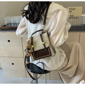 Sac à dos en toile bicolore chic avec pendentif lapin en peluche mignon pour les femmes.