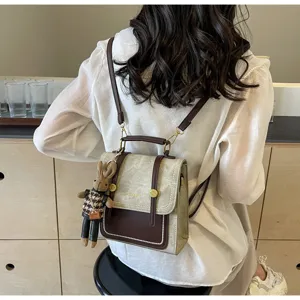 Vue détaillée d'un mini sac à dos chic avec pendentif lapin et belle texture cuir PU.