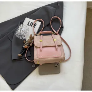 Sac à dos chic en suédine rose avec boucles métalliques, idéal pour voyage et école.