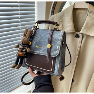 Sac à dos élégant avec pendentif lapin, design en cuir bicolore pour un usage quotidien et l'école.