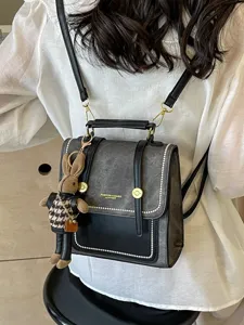 Sac à dos en cuir bicolore chic avec joli pendentif lapin, sac d'école de voyage pour femme.