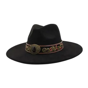 Primer plano de la banda étnica bordada y hebilla vintage en sombrero fedora de ala ancha