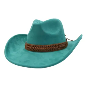 Vue détaillée du chapeau de cowboy en suédine turquoise avec élégante bande tressée marron.
