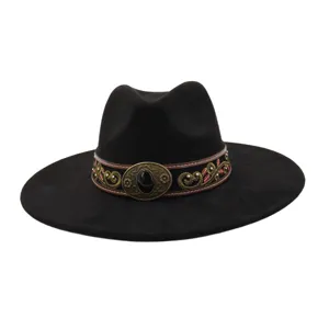 Sombrero negro de ala ancha con banda bordada étnica y hebilla de metal con piedra.