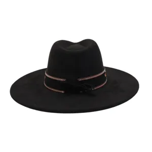 Detalle en primer plano del sombrero de jazz de ala plana de ante sintético negro con banda.