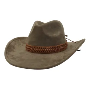 Gros plan du chapeau de cowboy en suédine montrant la bande tressée marron et texture.