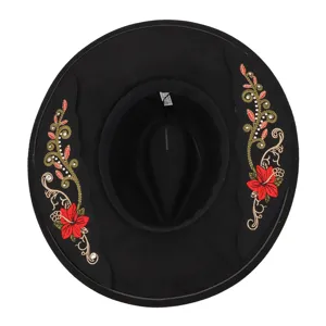 Vista detallada de un sombrero de jazz negro de ala ancha con bordado floral rojo y pedrería.