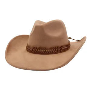 Vue detaillee du chapeau de cowboy en sude marron, avec bande en cuir tresse et bord large texture.