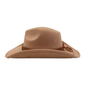 Vue détaillée du chapeau de cowboy en daim marron avec tissu texturé et ceinture tressée.