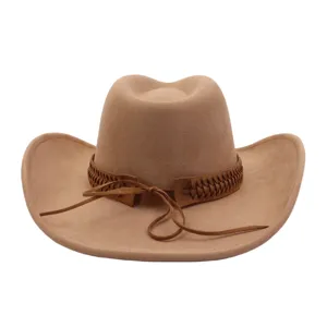 Vue détaillée du chapeau de cowboy en suédine kaki avec bande en cuir tressé et large bord.