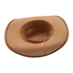 Vue détaillée du chapeau de cowboy en daim marron kaki, montrant la doublure et le bord.
