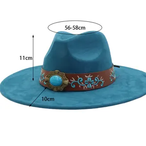 Sombrero fedora azul de ala ancha con banda de cuero marrón, broche turquesa y bordado étnico.