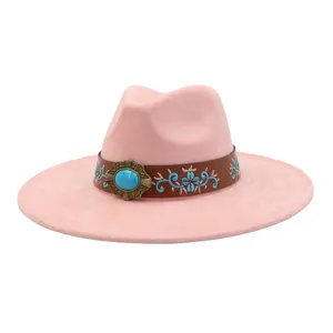 Detalle de sombrero fedora de ante rosa, banda de cuero marron, hebilla turquesa y bordado.