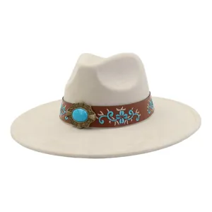 Vista detallada del sombrero de fieltro beige con banda de cuero y hebilla turquesa.
