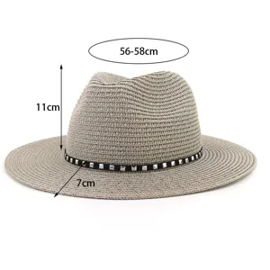 Vue détaillée d'un chapeau fedora en paille grise, circonférence 56-58cm, calotte 11cm et bord 7cm.