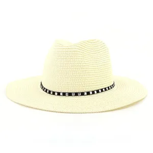 Élégant chapeau de paille Fedora avec clous, parfait pour les vacances d'été et la plage.