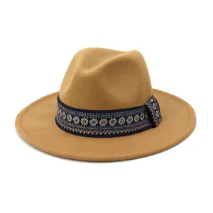 Stijlvolle herfst winter kameel wol fedora hoed met blauwe etnische band voor chique dagelijks.