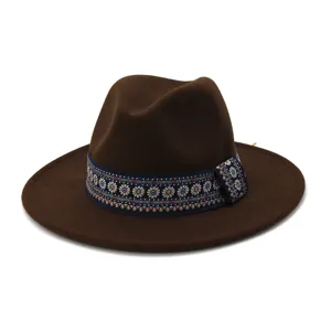 Bruine fedora hoed detail, elegant wolmateriaal met prachtig vintage geweven lint.