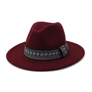 Gedetailleerd overzicht van de bordeauxrode viltfedora hoed met een geweven band.