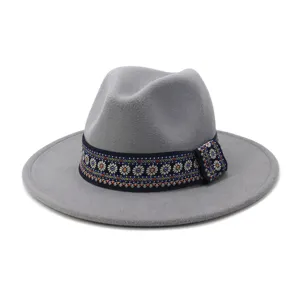 Grijze wollen fedora hoed, gedetailleerd zicht op etnische patroonband, brede rand.