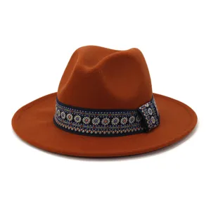 Bruine wollen fedora hoed detail, elegante brede rand en etnische stijl lint voor de winter.
