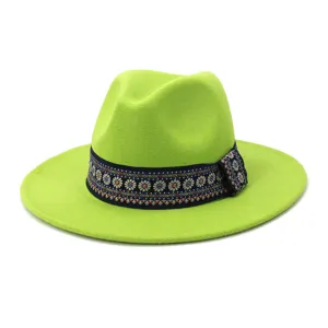Gedetailleerd shot van een felgroene wollen fedora hoed met een etnisch geweven band.