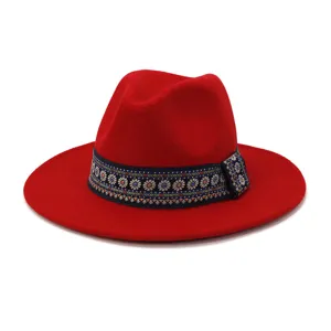 Detailgezicht van de stijlvolle wollen fedora hoed met zijn fijne rode textuur en etnische lint.