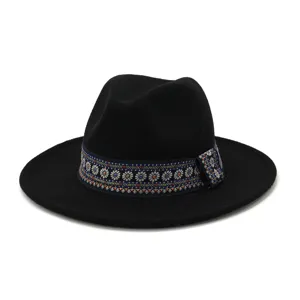 Klassieke zwarte wollen jazz fedora hoed met etnisch geweven lint detailweergave.